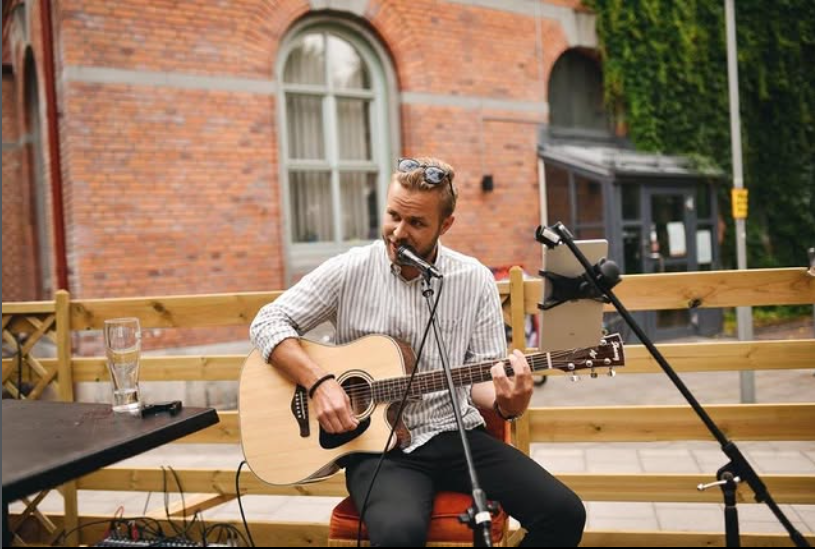 Viktor – Sång / Gitarr i Omega 3